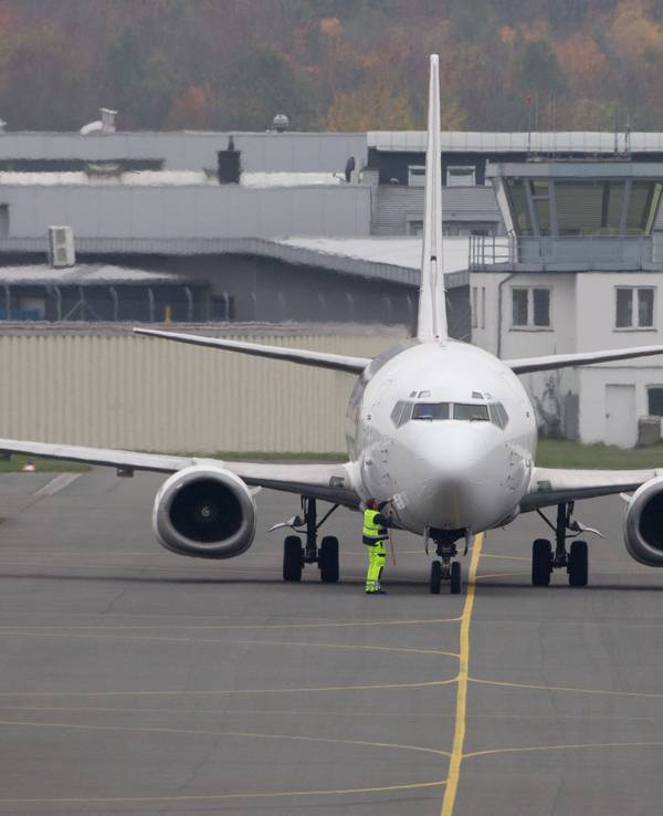 Ein Flugzeug steht am 29.10.2015 auf dem Flughafen Paderborn-Lippstadt in Paderborn (Nordrhein-Westfalen)