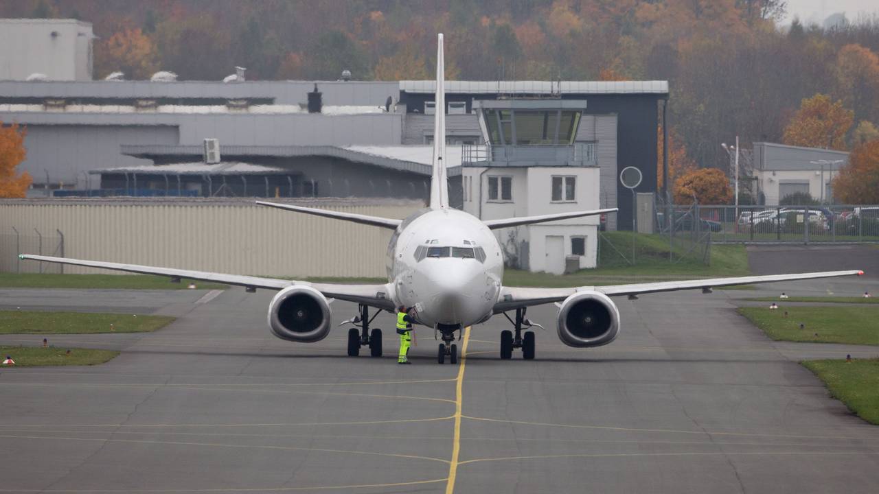 Ein Flugzeug steht am 29.10.2015 auf dem Flughafen Paderborn-Lippstadt in Paderborn (Nordrhein-Westfalen)