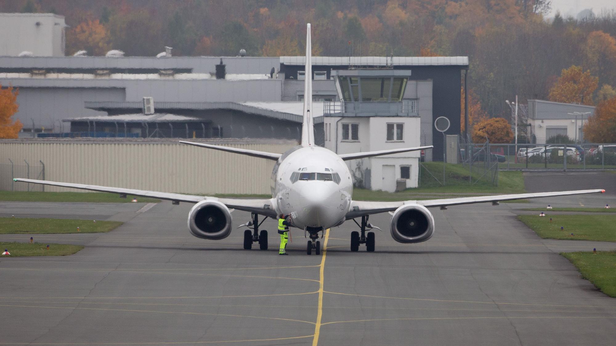 Ein Flugzeug steht am 29.10.2015 auf dem Flughafen Paderborn-Lippstadt in Paderborn (Nordrhein-Westfalen)