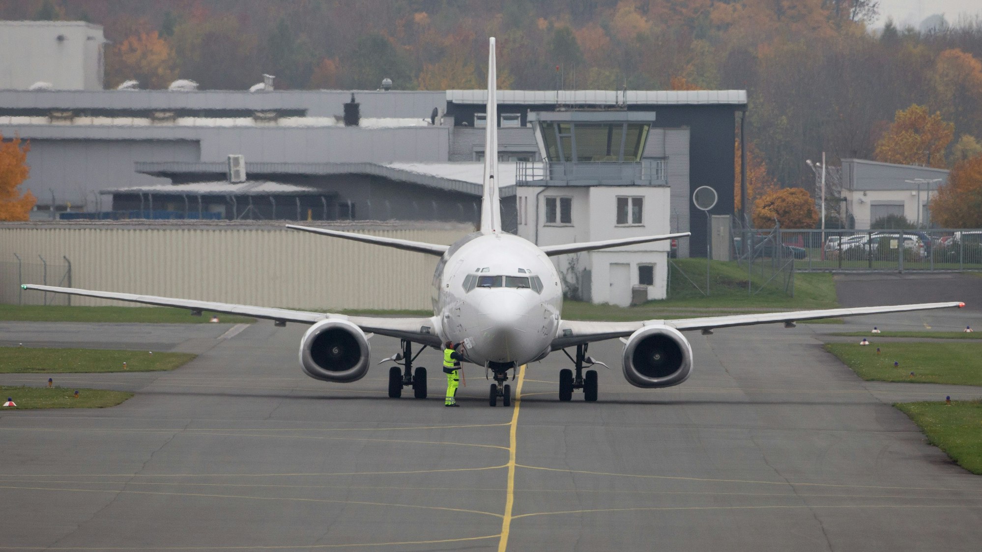 Ein Flugzeug steht am 29.10.2015 auf dem Flughafen Paderborn-Lippstadt in Paderborn (Nordrhein-Westfalen)