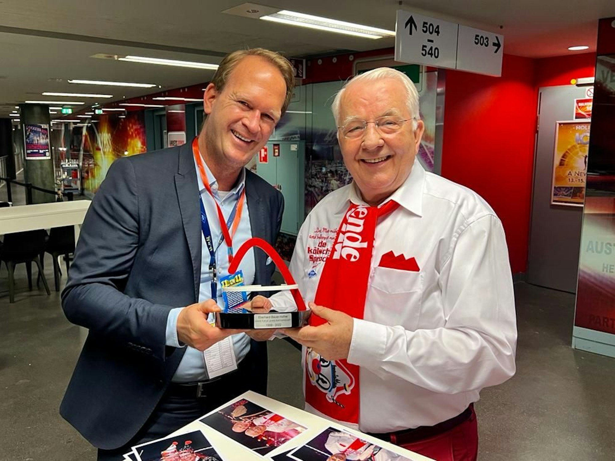 Eberhard Bauer-Hofner (re.) mit Arena-Chef Stefan Löcher