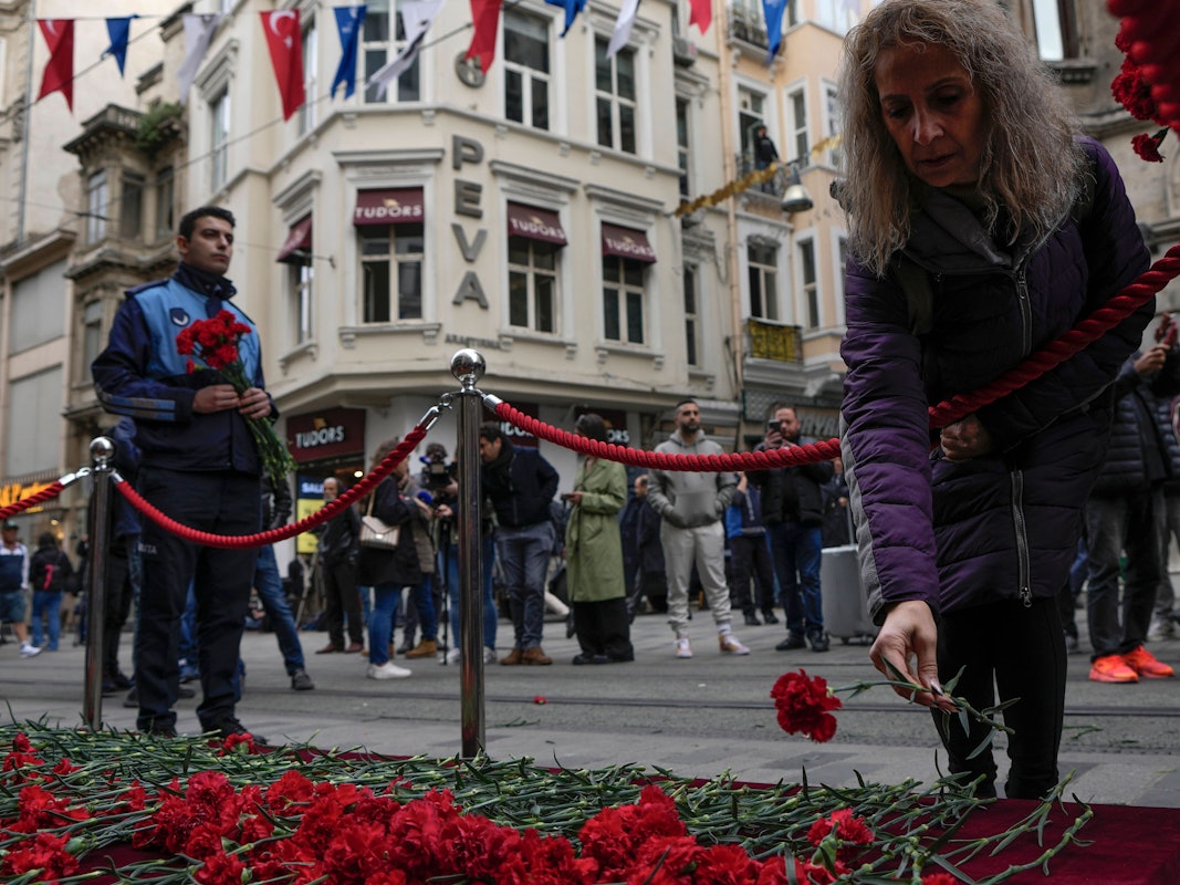 Eine Frau legt Blumen nieder am Ort der Explosion auf der Fußgängerzone Istiklal. Bei dem Anschlag am Sonntag 13.11.2022 auf der belebten Einkaufsstraße waren mehrere Menschen getötet worden und viele wurden verletzt.