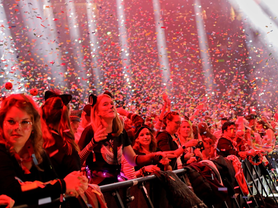 Feiernde in der Lanxess Arena