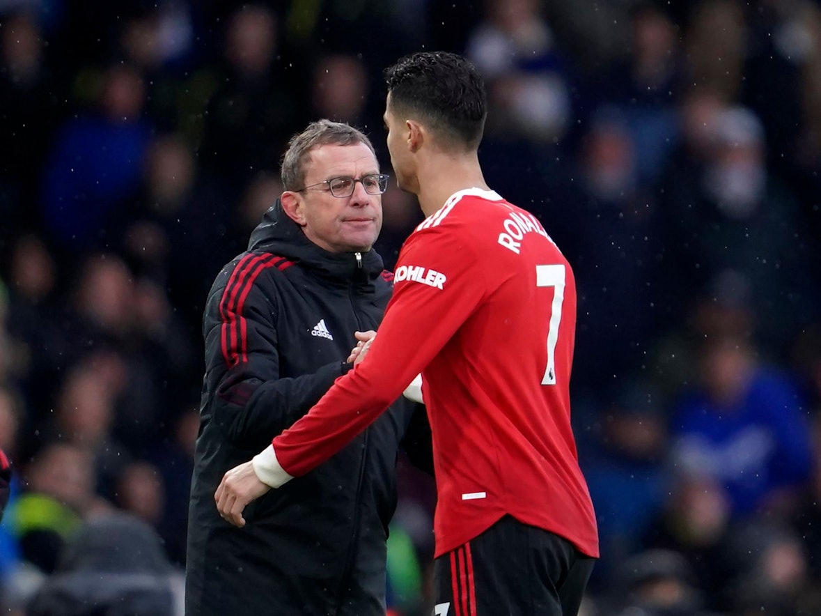 Manchester United's ehemaliger Interimscoach Ralf Rangnick mit Cristiano Ronaldo im Februar 2022.