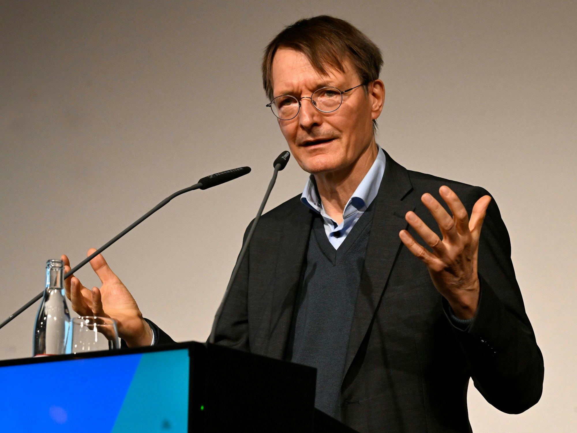 Bundesgesundheitsminister Karl Lauterbach (SPD) spricht beim 45. Deutschen Krankenhaustag in der Messe während der Medizin-Messe „Medica“.