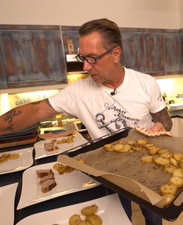 Gastgeber Frank steht am ersten Tag von „Das perfekte Dinner“ in Hamburg (TV-Ausstrahlung: 14. November 2022) in seiner Küche.