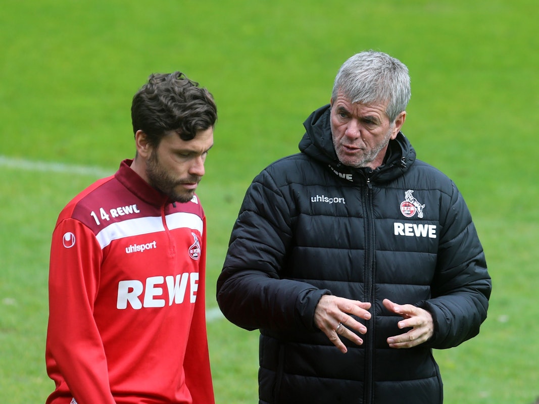 Friedhelm Funkel spricht mit Jonas Hector.