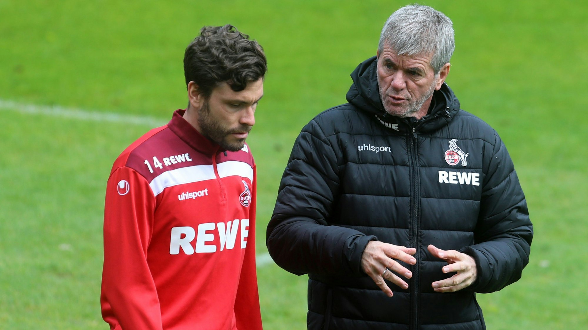 Friedhelm Funkel spricht mit Jonas Hector.
