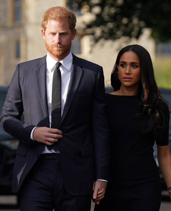 Der britische Prinz Harry, Herzog von Sussex, und seine Frau Meghan, Herzogin von Sussex, treffen nach dem Tod der britischen Königin Elizabeth II. auf Schloss Windsor mit der Öffentlichkeit zusammen.