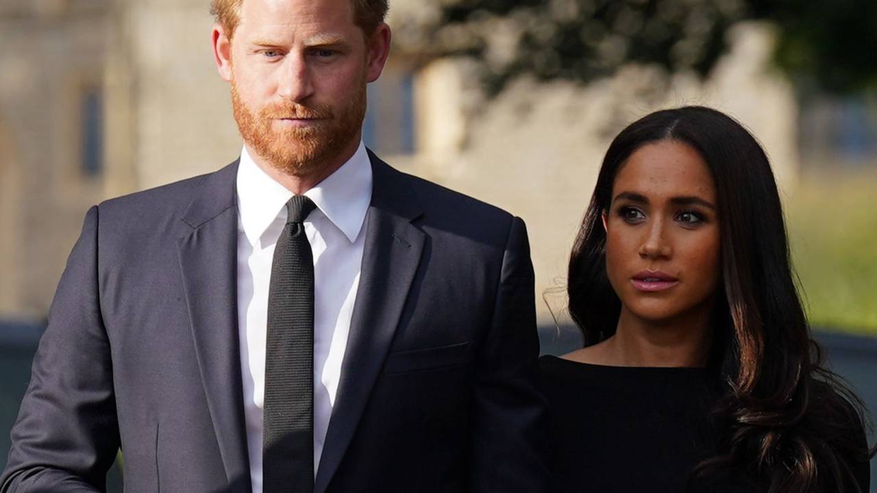 Der britische Prinz Harry, Herzog von Sussex, und seine Frau Meghan, Herzogin von Sussex, treffen nach dem Tod der britischen Königin Elizabeth II. auf Schloss Windsor mit der Öffentlichkeit zusammen.