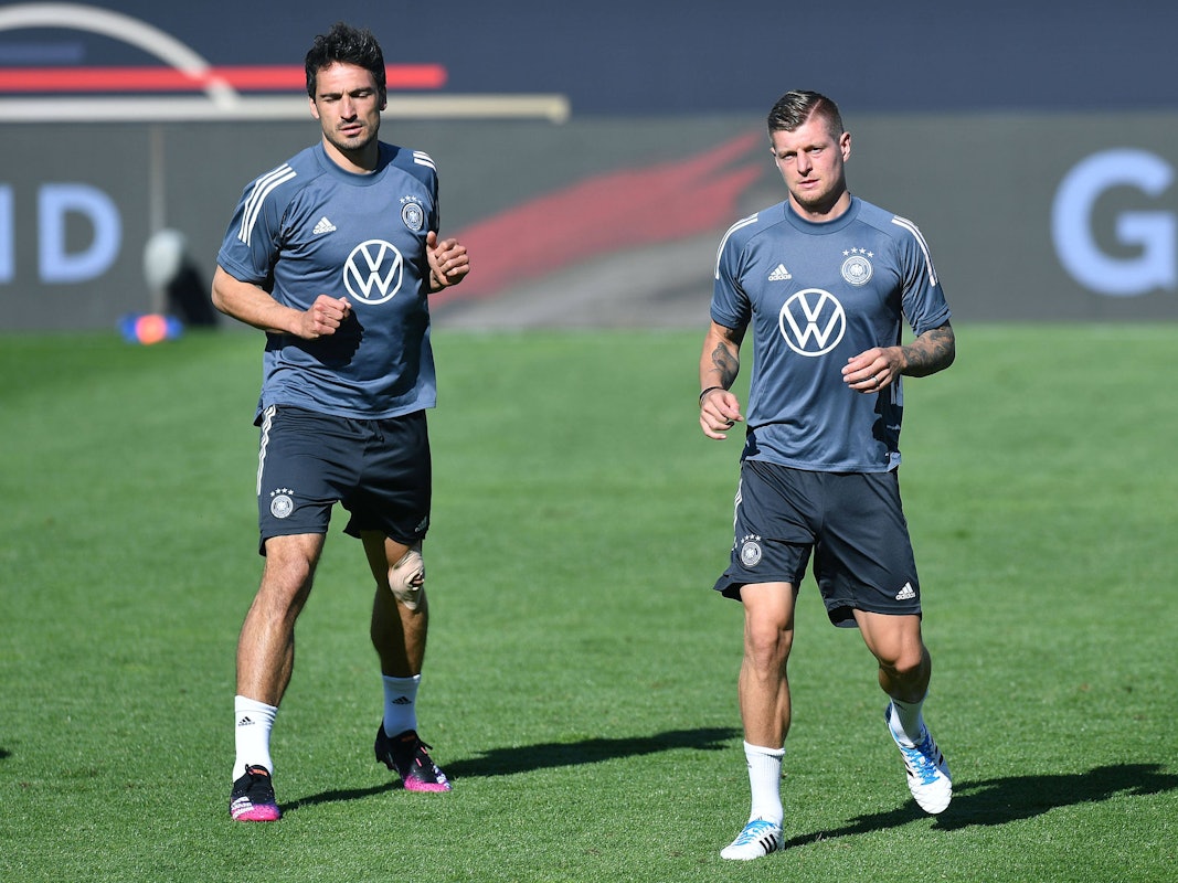 Mats Hummels und Toni Kroos laufen.