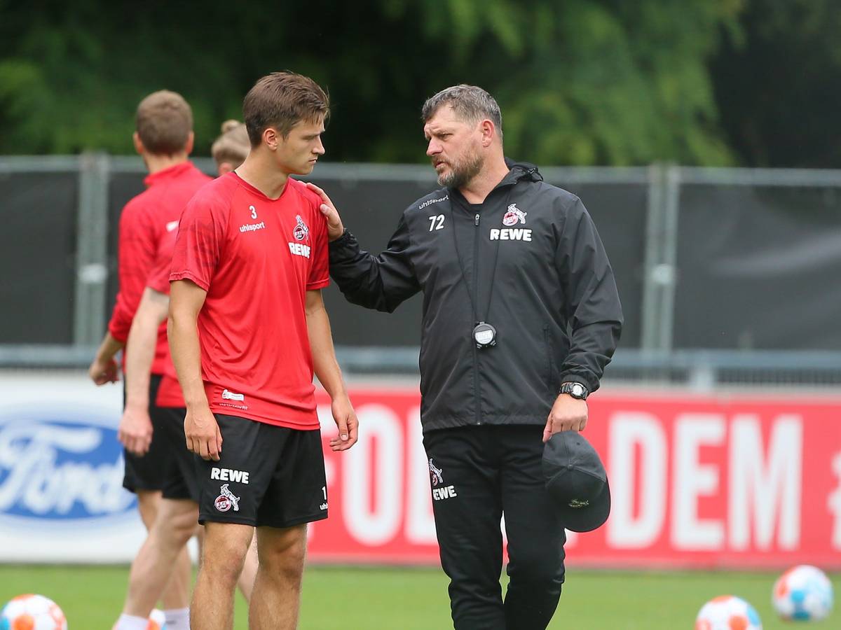 Steffen Baumgart spricht beim Training des 1. FC Köln mit Noah Katterbach.