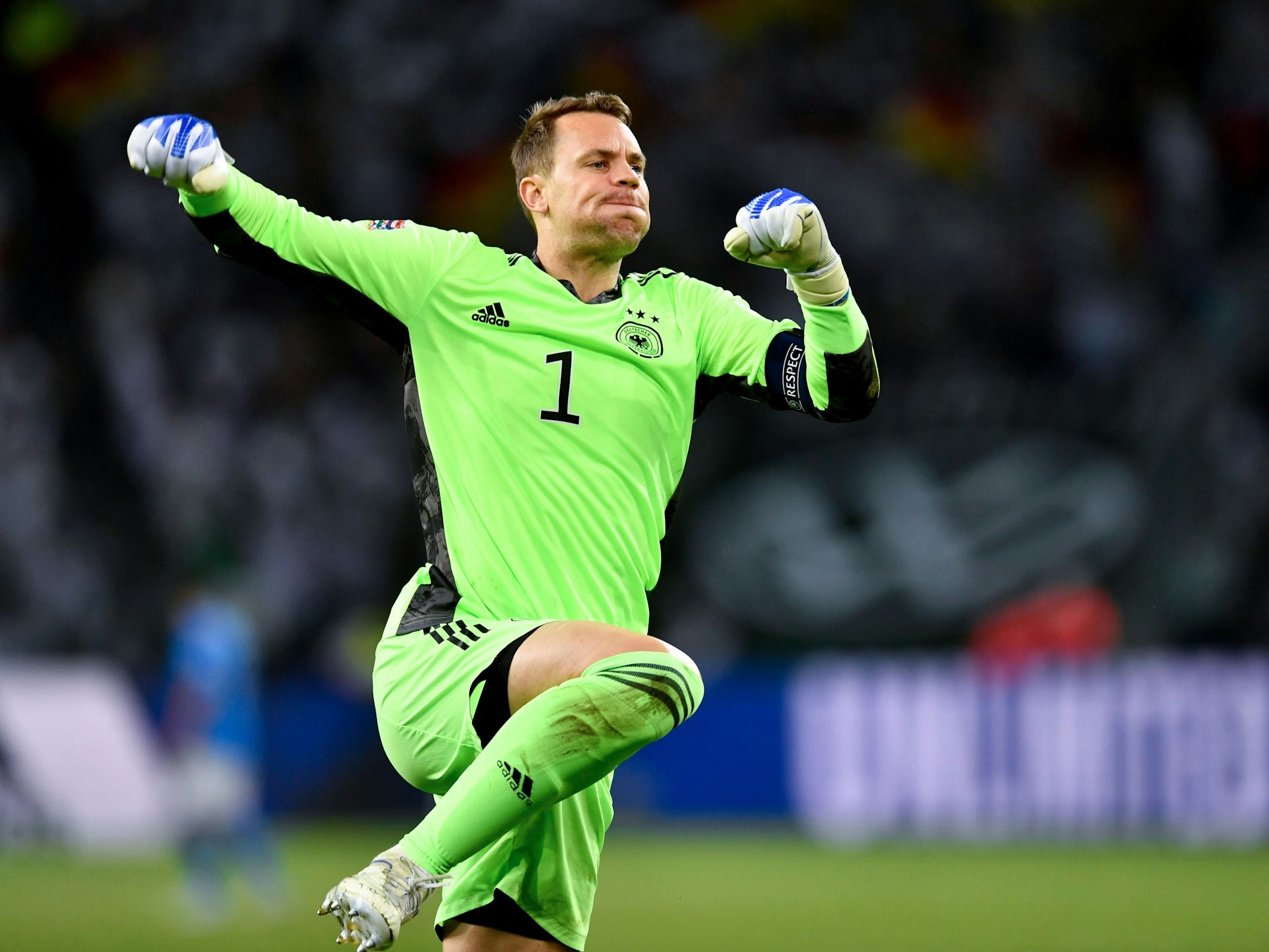 Deutschlands Torhüter Manuel Neuer jubelt nach dem Tor zum 4:0.
