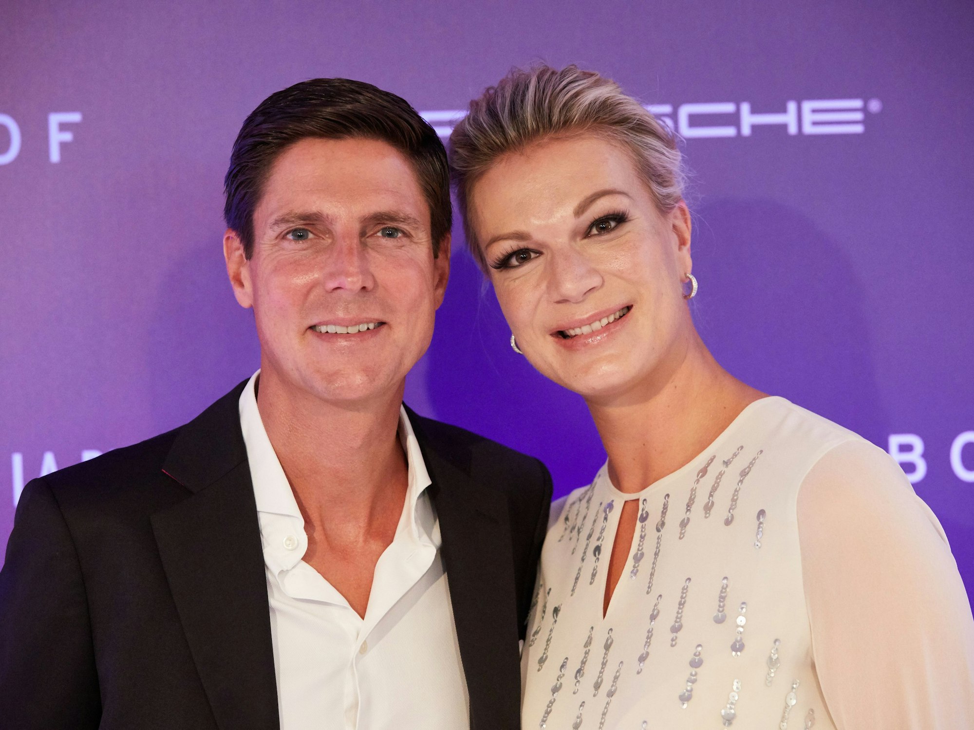 Maria Höfl-Riesch, ehemalige deutsche Skirennläuferin, und ihr Ehemann Marcus Höfl stehen auf dem roten Teppich der "Fashion2Night" auf der MS Europa.