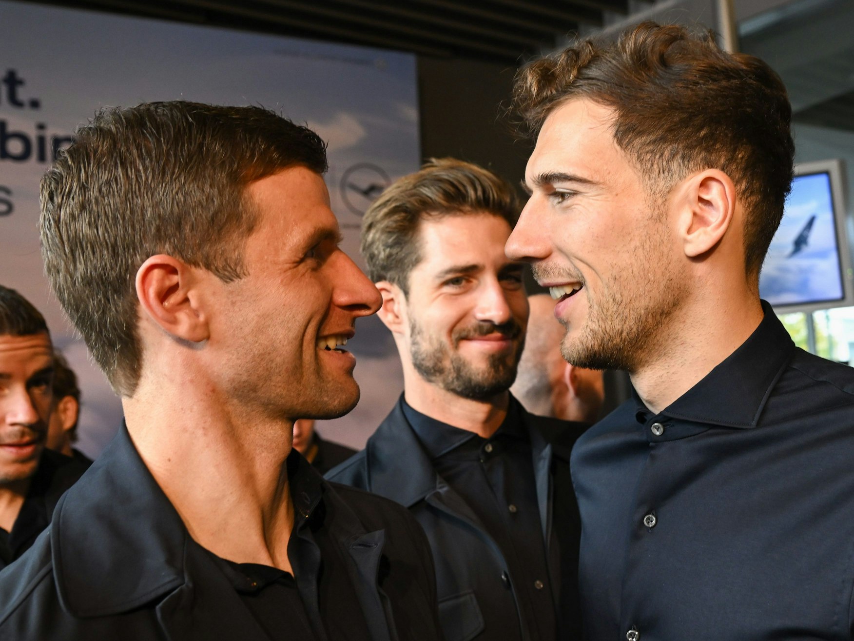 Die Nationalspieler Christian Günter (l-r), Thomas Müller, Kevin Trapp und Leon Goretzka nehmen vor dem Abflug der Fußball-Nationalmannschaft ins Kurz-Trainingslager nach Maskat an einer Verabschiedung im Lufthansa First Class Terminal teil.