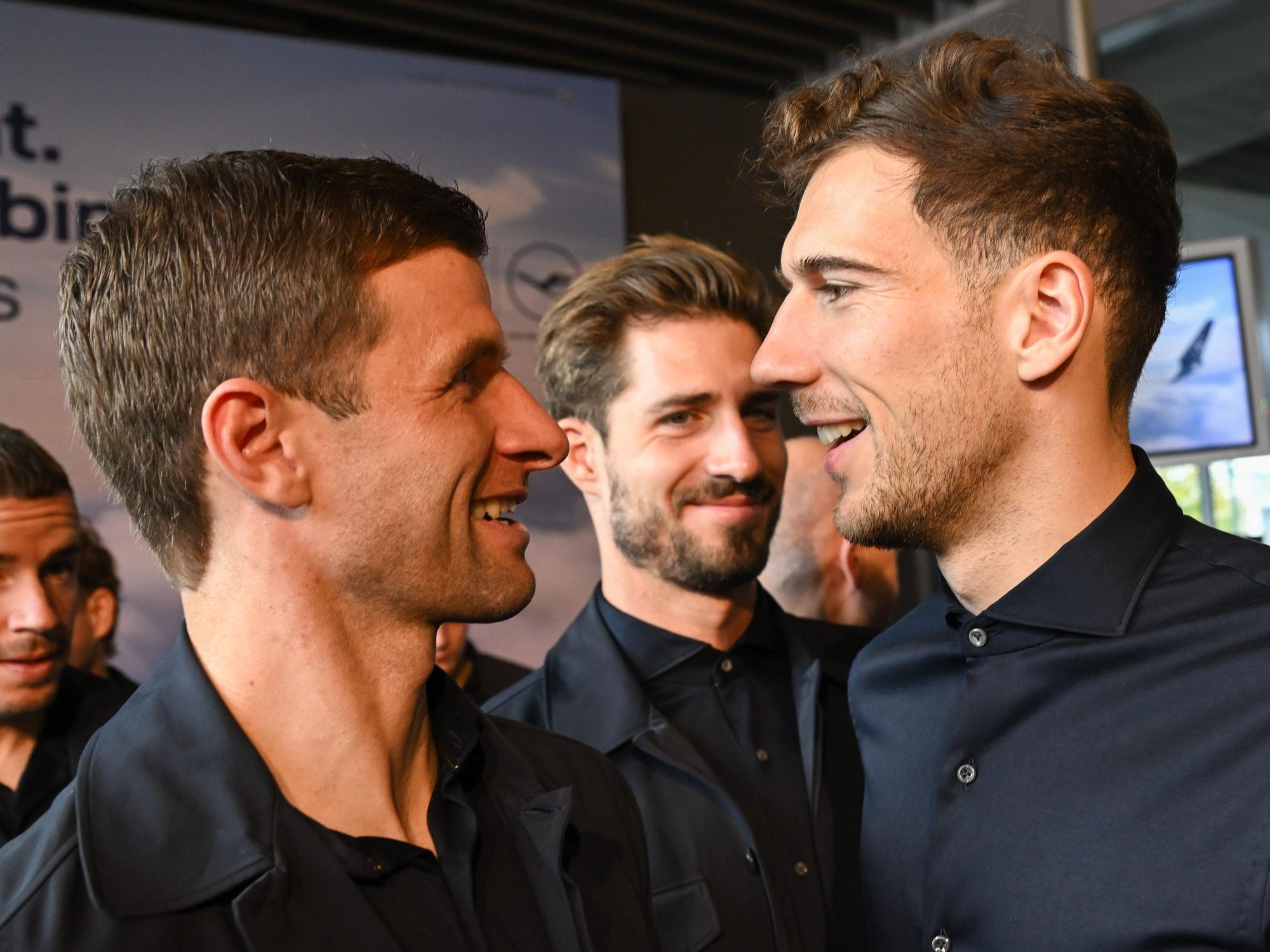 Die Nationalspieler Christian Günter (l-r), Thomas Müller, Kevin Trapp und Leon Goretzka nehmen vor dem Abflug der Fußball-Nationalmannschaft ins Kurz-Trainingslager nach Maskat an einer Verabschiedung im Lufthansa First Class Terminal teil.