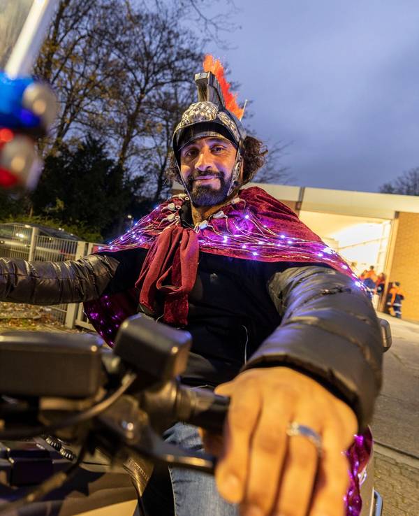 Rabih Khodr aus Bochum ist beim Umzug in Essen-Heisingen Sankt Martin auf dem Motorrad.