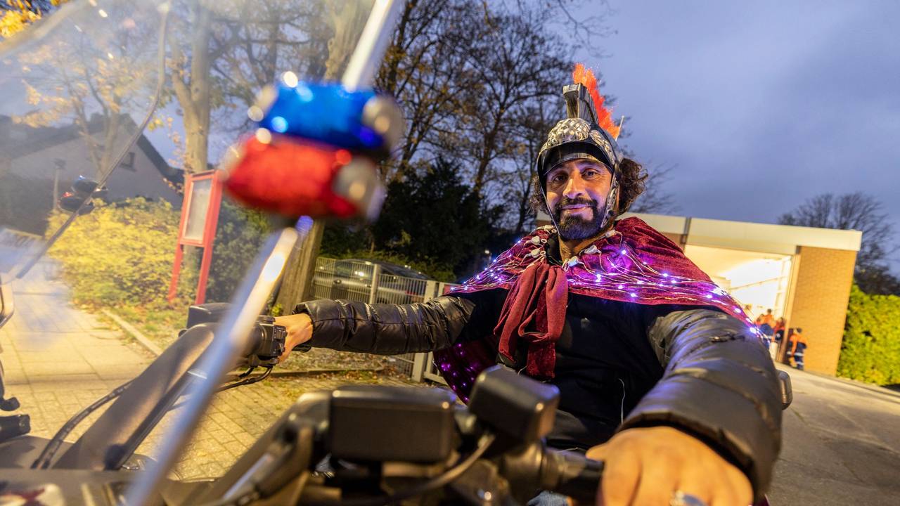 Rabih Khodr aus Bochum ist beim Umzug in Essen-Heisingen Sankt Martin auf dem Motorrad.