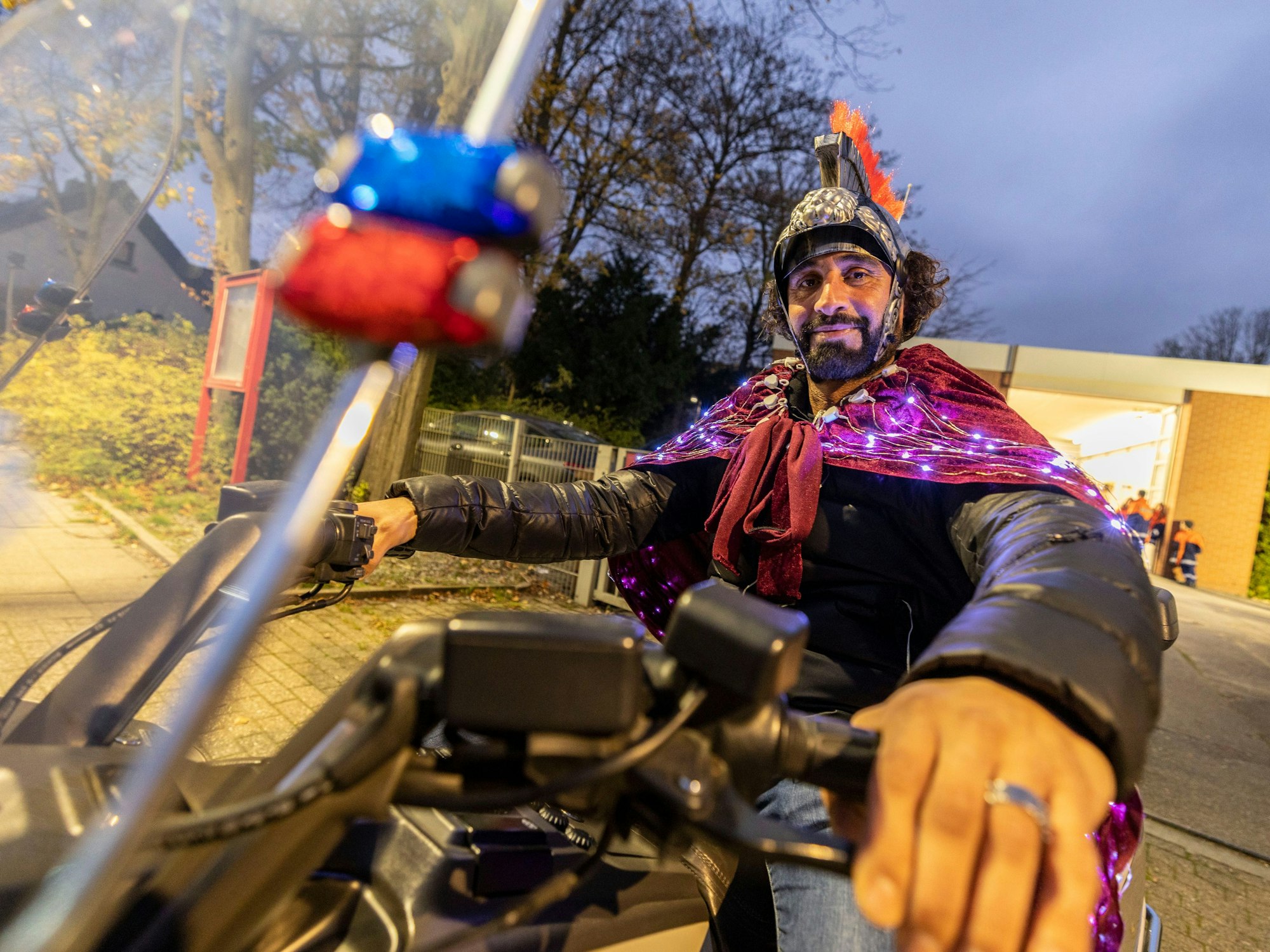 Rabih Khodr aus Bochum ist beim Umzug in Essen-Heisingen Sankt Martin auf dem Motorrad.