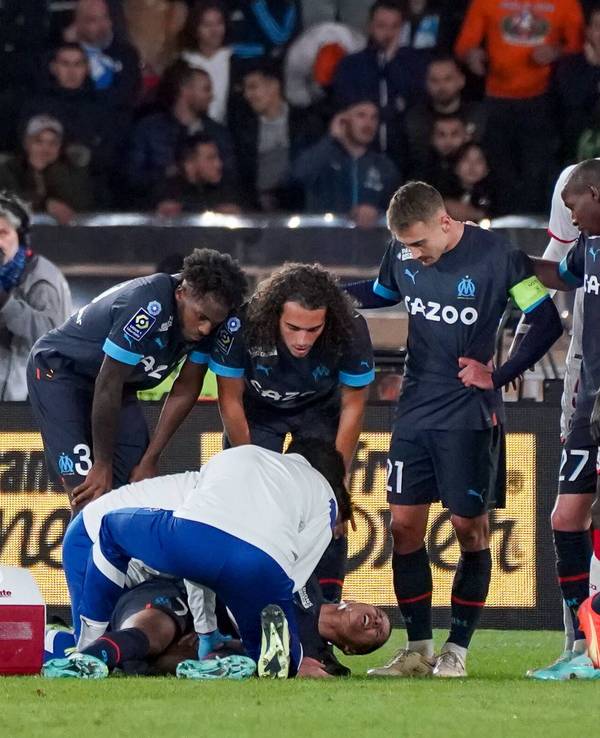 Amine Harit liegt verletzt am Boden und wird behandelt.