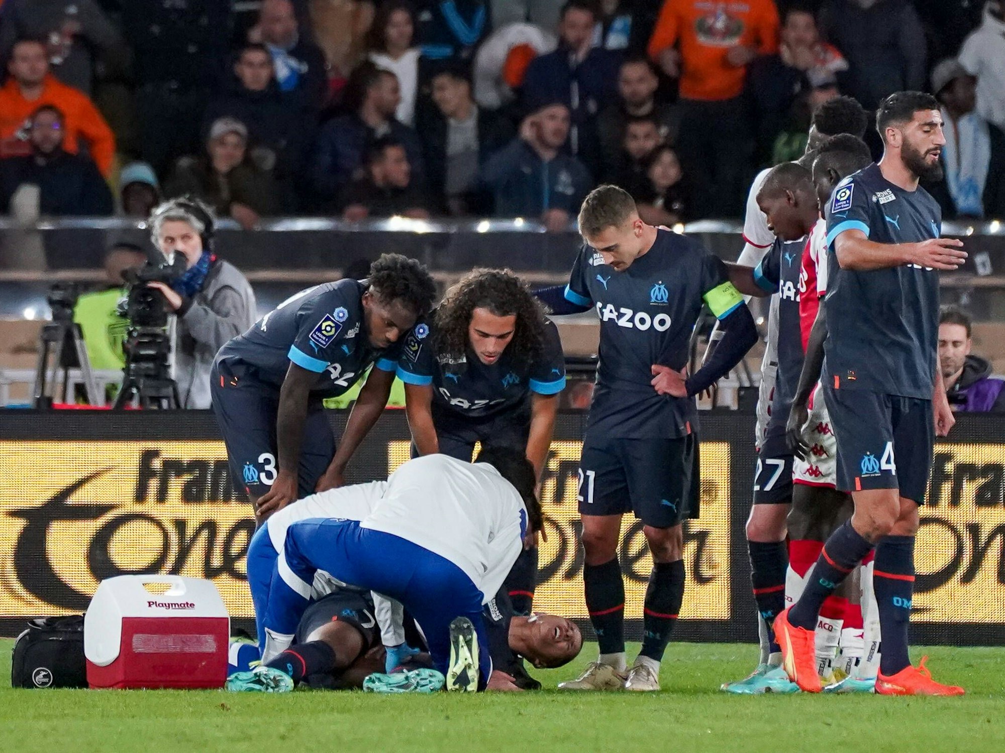 Amine Harit liegt verletzt am Boden und wird behandelt.