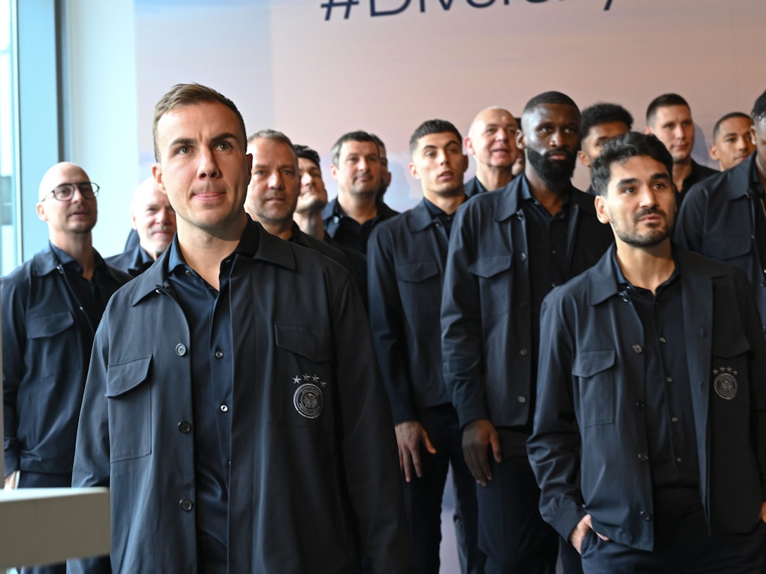 Nationalspieler Mario Götze (l) nimmt zusammen mit den Nationalspielern, Trainern und Betreuern vor dem Abflug der Fußball-Nationalmannschaft ins Kurz-Trainingslager nach Maskat an einer Verabschiedung im Lufthansa First Class Terminal teil.