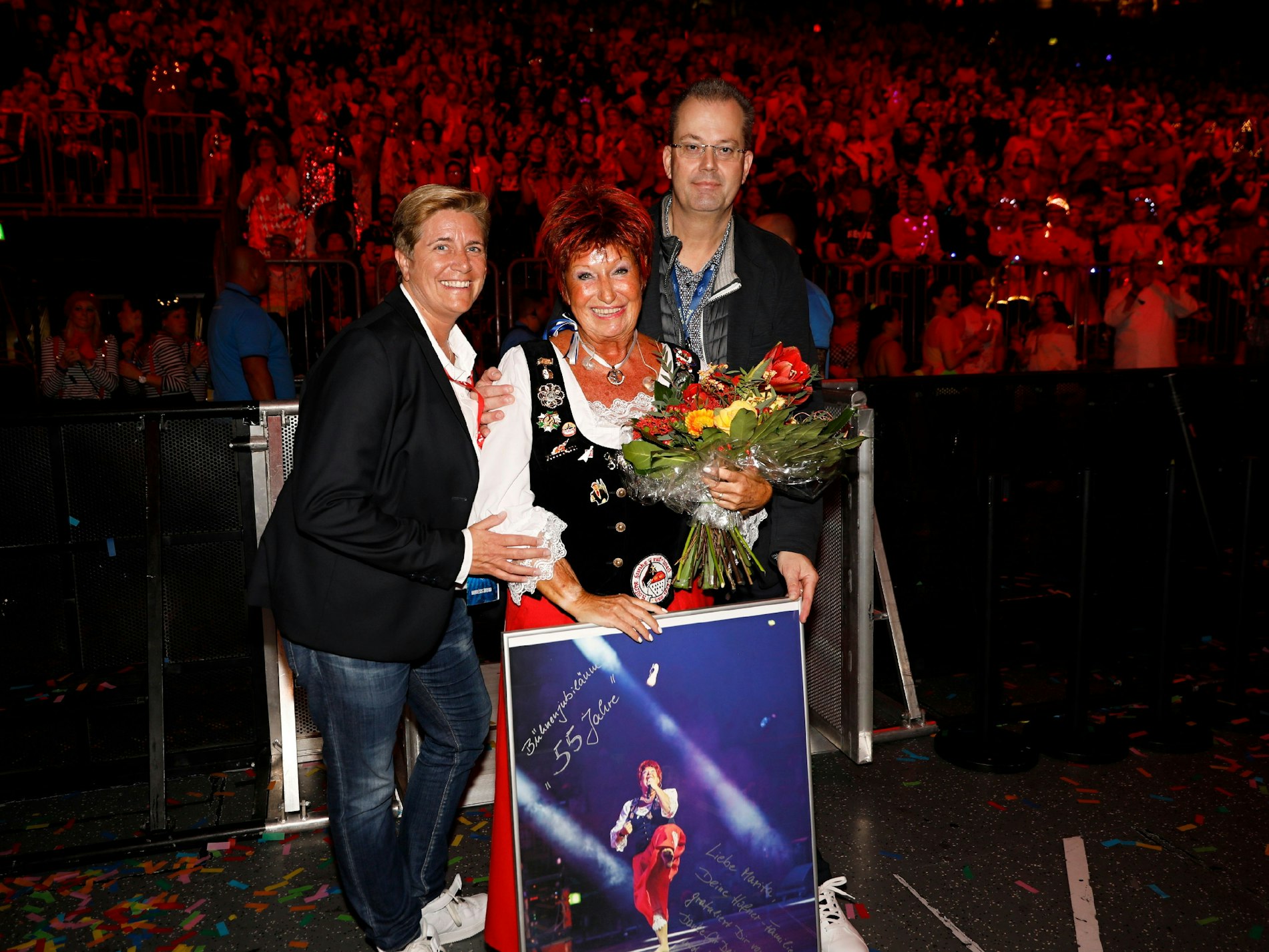 Karnevals-Urgestein Marita Kölner wird von Nathalie Drmota und Michael Burgmer geehrt.