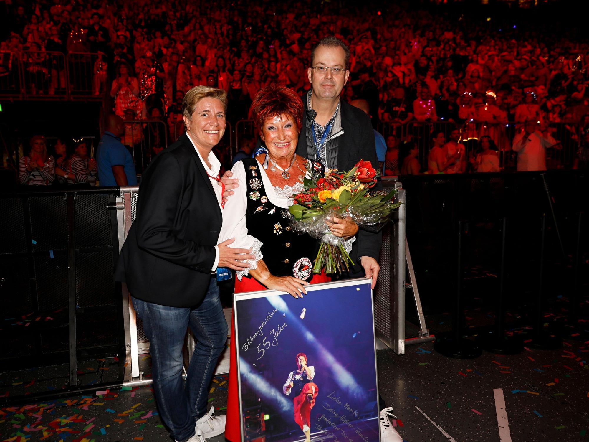 Karnevals-Urgestein Marita Kölner wird von Nathalie Drmota und Michael Burgmer geehrt.