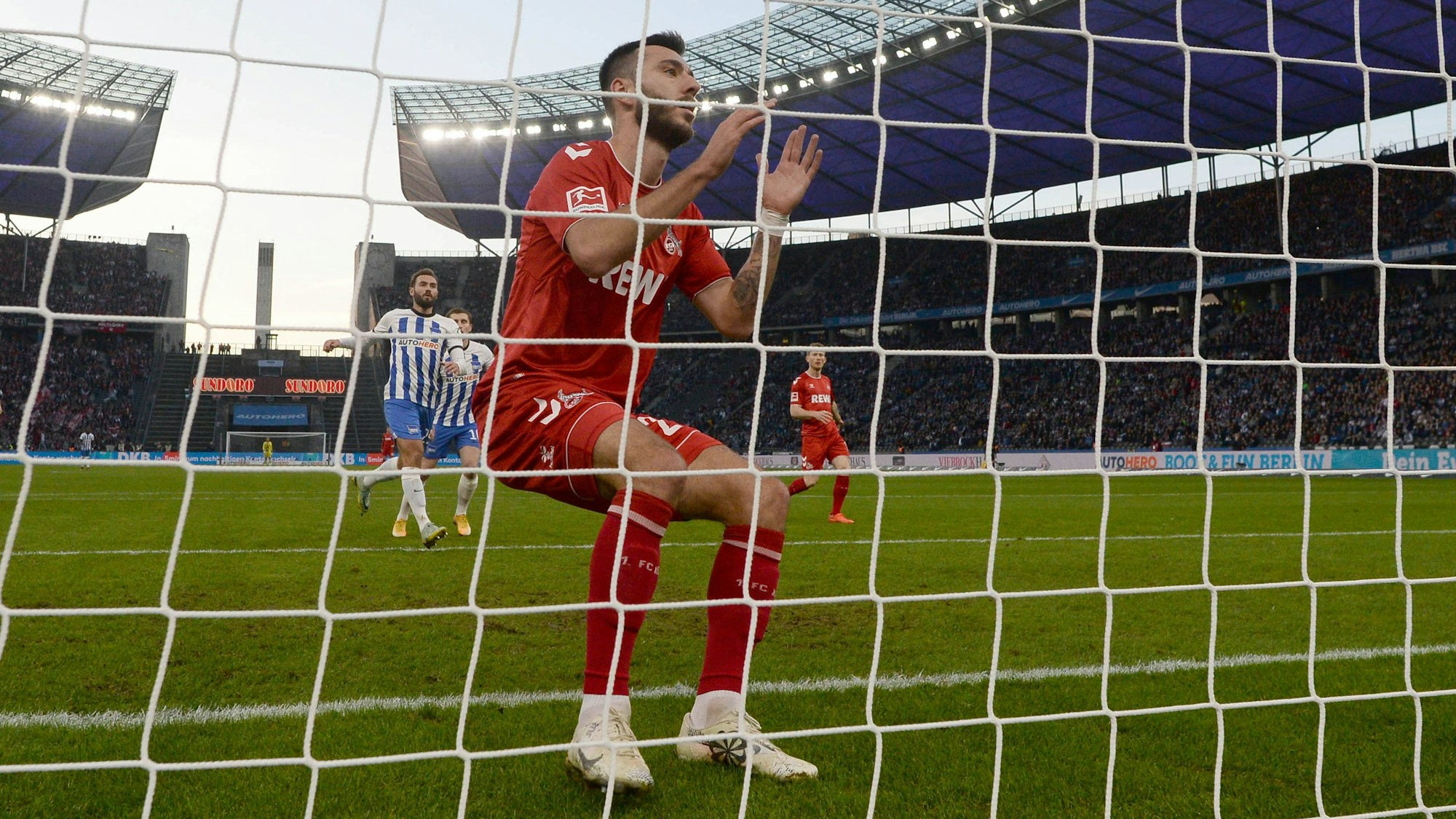 Sargis Adamyan ärgert sich nach vergebener Großchance aus Nahdistanz.