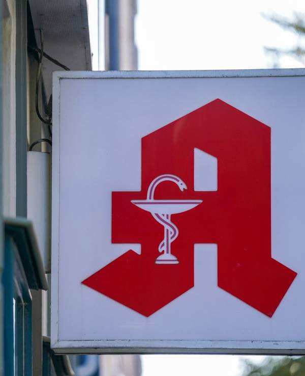 Symbolfoto. Ein Apotheken-Logo hängt an der Eingangsfassade einer Apotheke im Stadtteil St. Pauli.