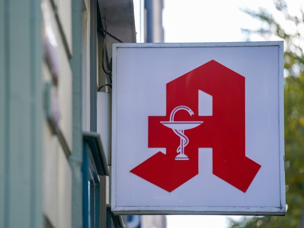 Symbolfoto. Ein Apotheken-Logo hängt an der Eingangsfassade einer Apotheke im Stadtteil St. Pauli.
