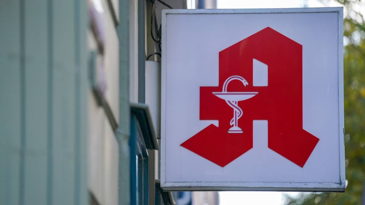Symbolfoto. Ein Apotheken-Logo hängt an der Eingangsfassade einer Apotheke im Stadtteil St. Pauli.
