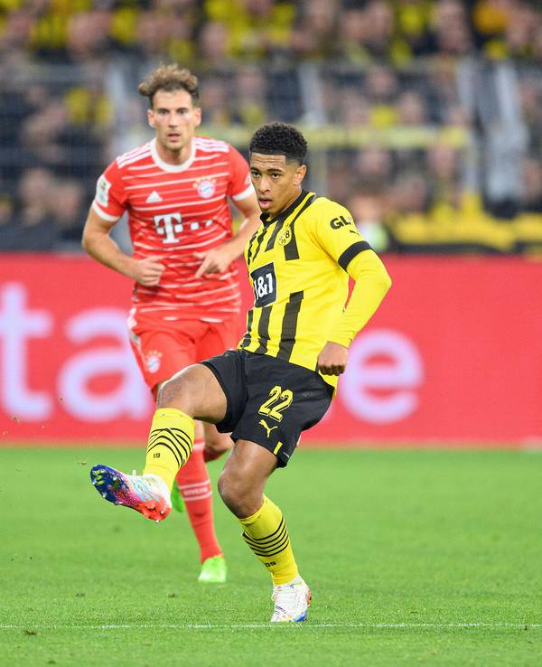 Jude Bellingham spielt einen Pass.
