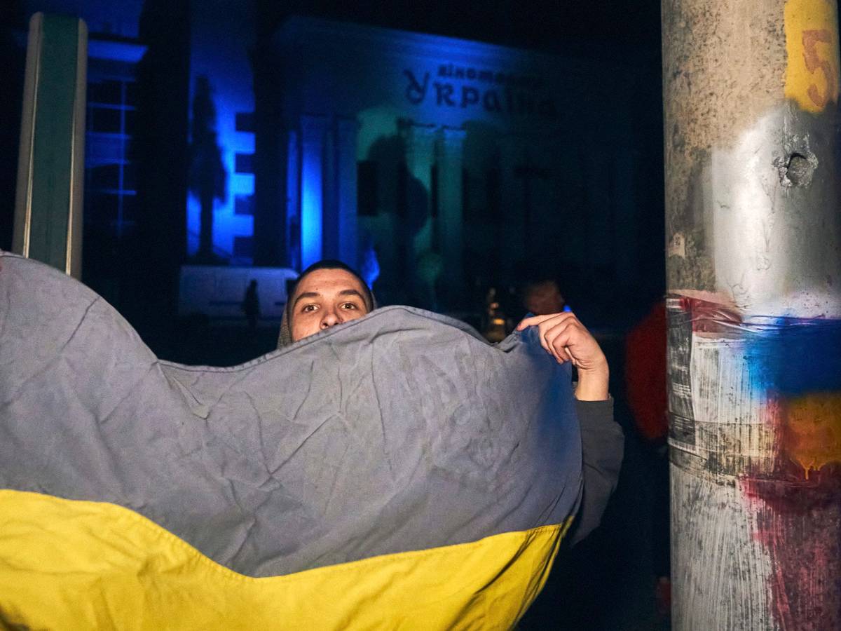Ukrainerinnen und Ukrainer versammeln sich am 12. November im Stadtzentrum, um die Rückeroberung der Stadt Cherson in der Ukraine zu feiern.