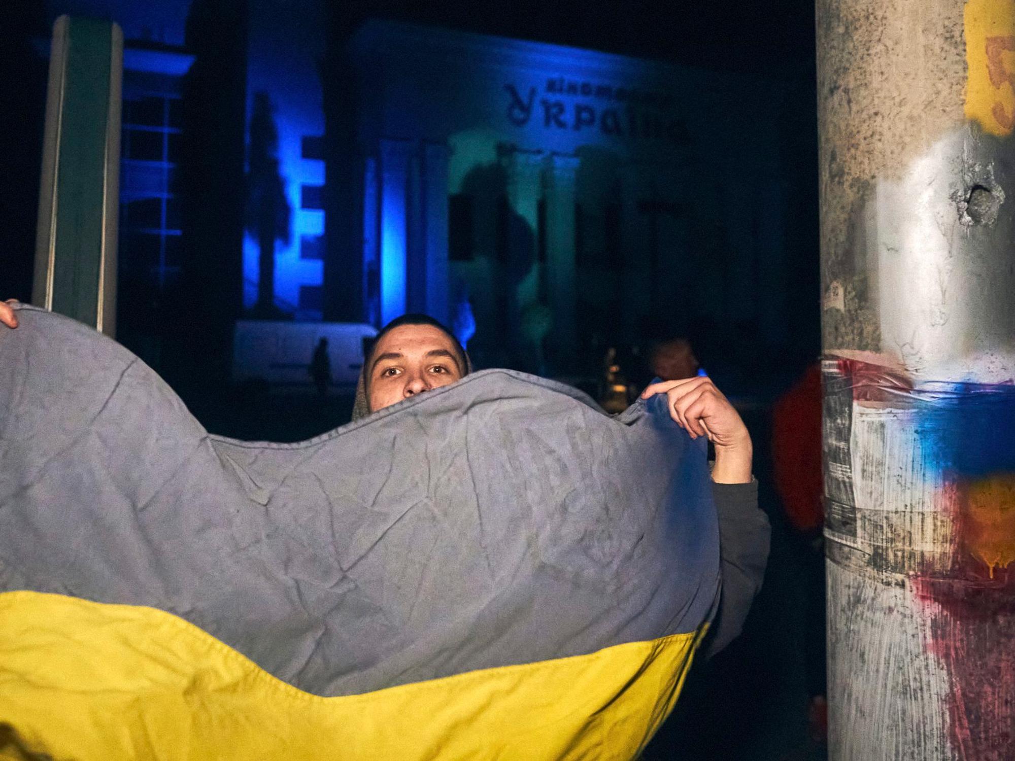 Ukrainerinnen und Ukrainer versammeln sich am 12. November im Stadtzentrum, um die Rückeroberung der Stadt Cherson in der Ukraine zu feiern.
