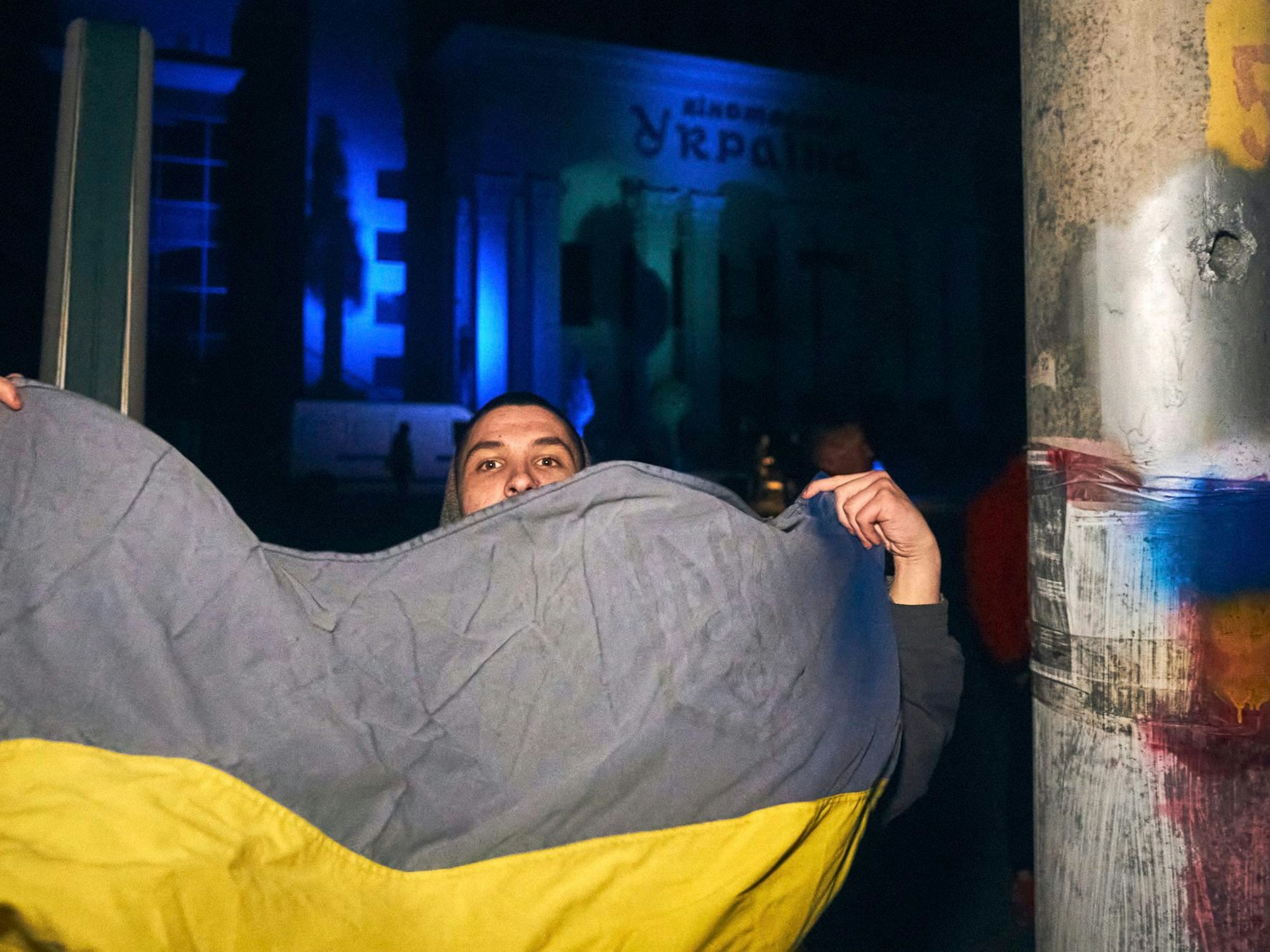 Ukrainerinnen und Ukrainer versammeln sich am 12. November im Stadtzentrum, um die Rückeroberung der Stadt Cherson in der Ukraine zu feiern.