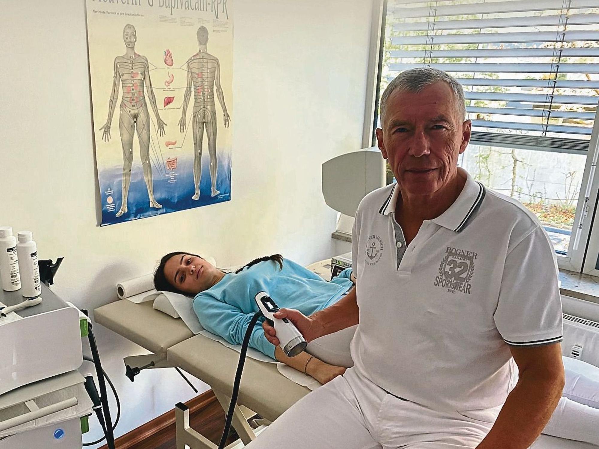 Orthopäde Dr. Opitz bei der Untersuchung einer Patientin in seiner Praxis.