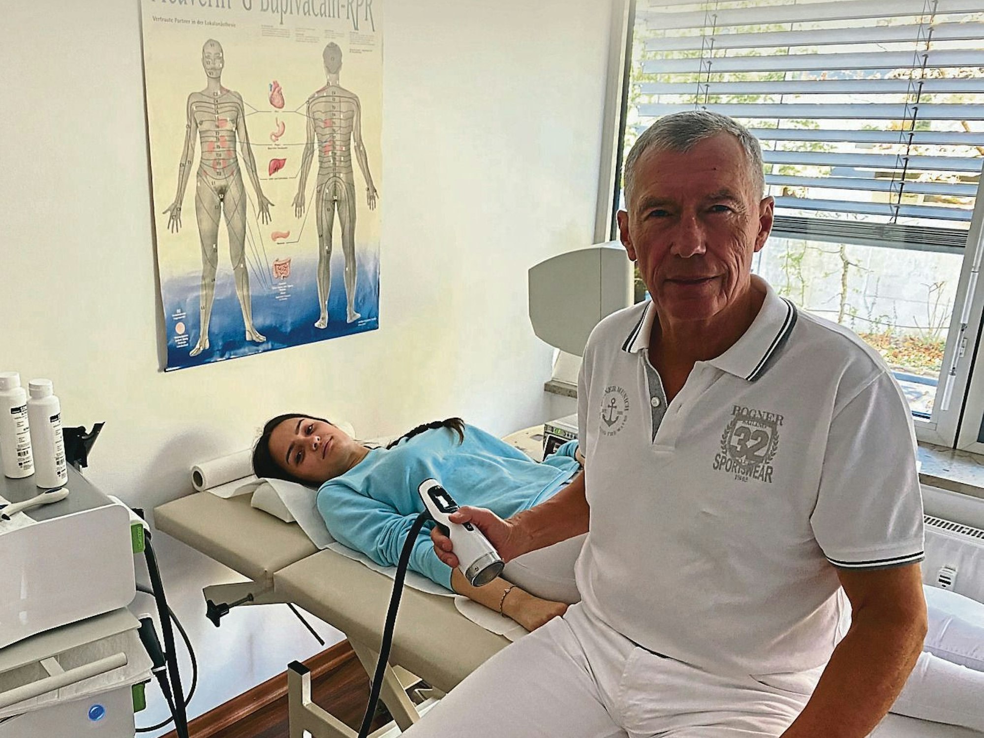 Orthopäde Dr. Opitz bei der Untersuchung einer Patientin in seiner Praxis.