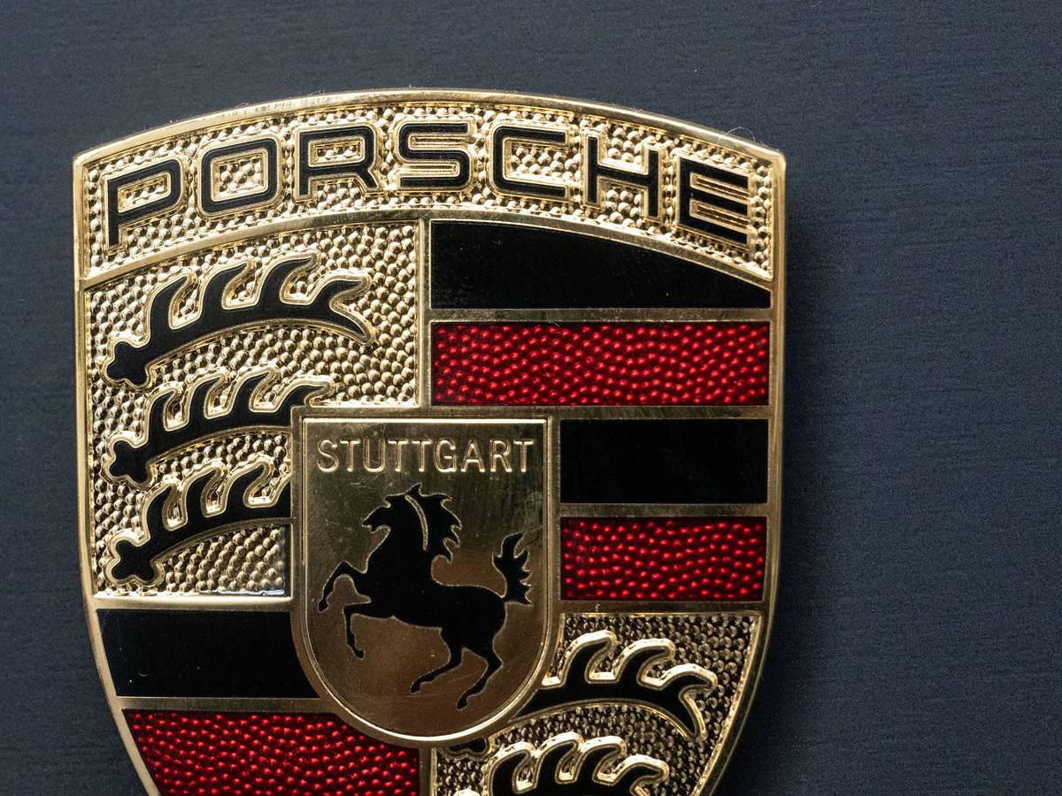 Das Logo der Porsche AG ist im Porsche-Zentrum zu sehen.