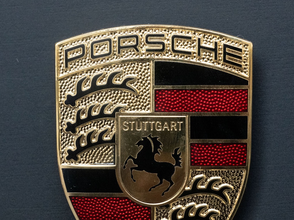 Das Logo der Porsche AG ist im Porsche-Zentrum zu sehen.