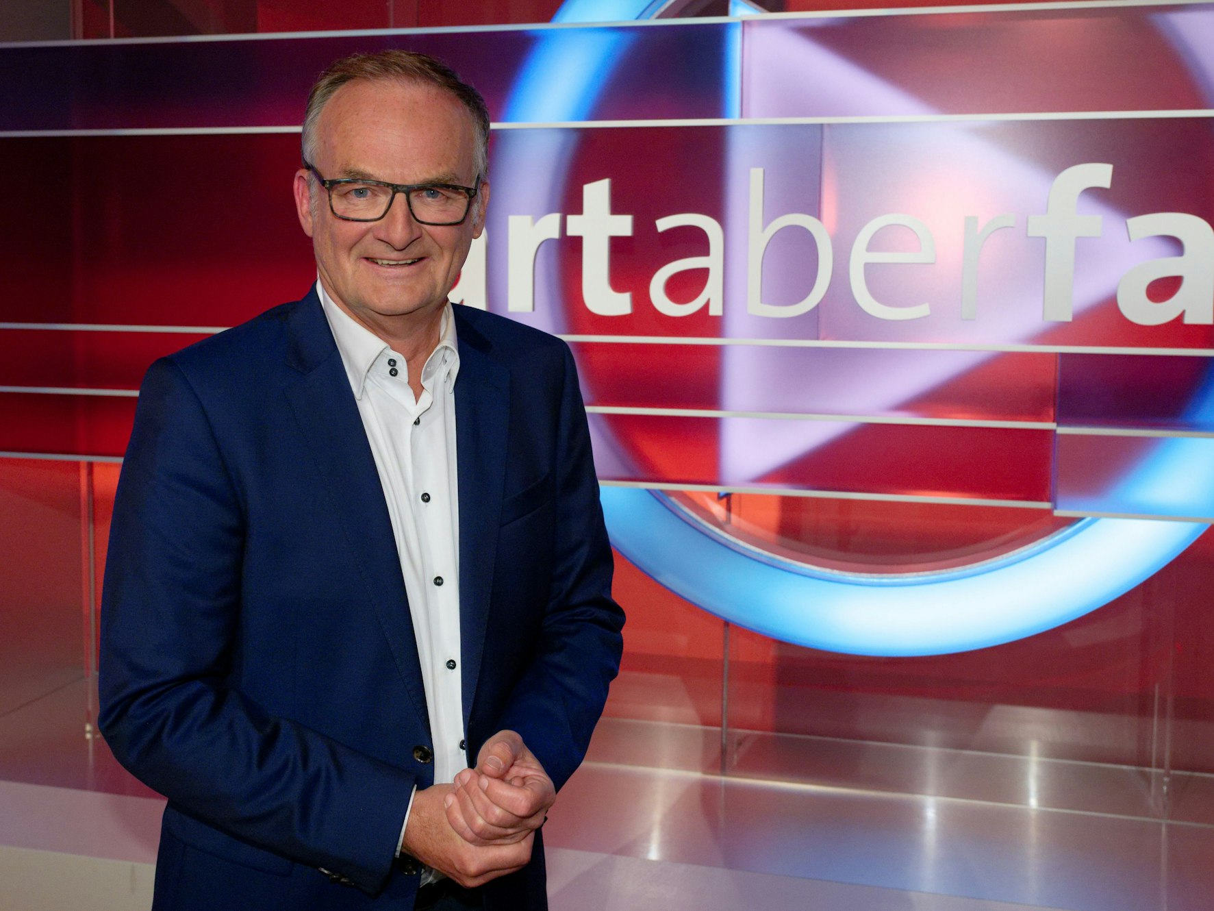 Der Moderator Frank Plasberg steht nach einer Live-Produktion der Diskussionssendung "hart aber fair" im Studio.
