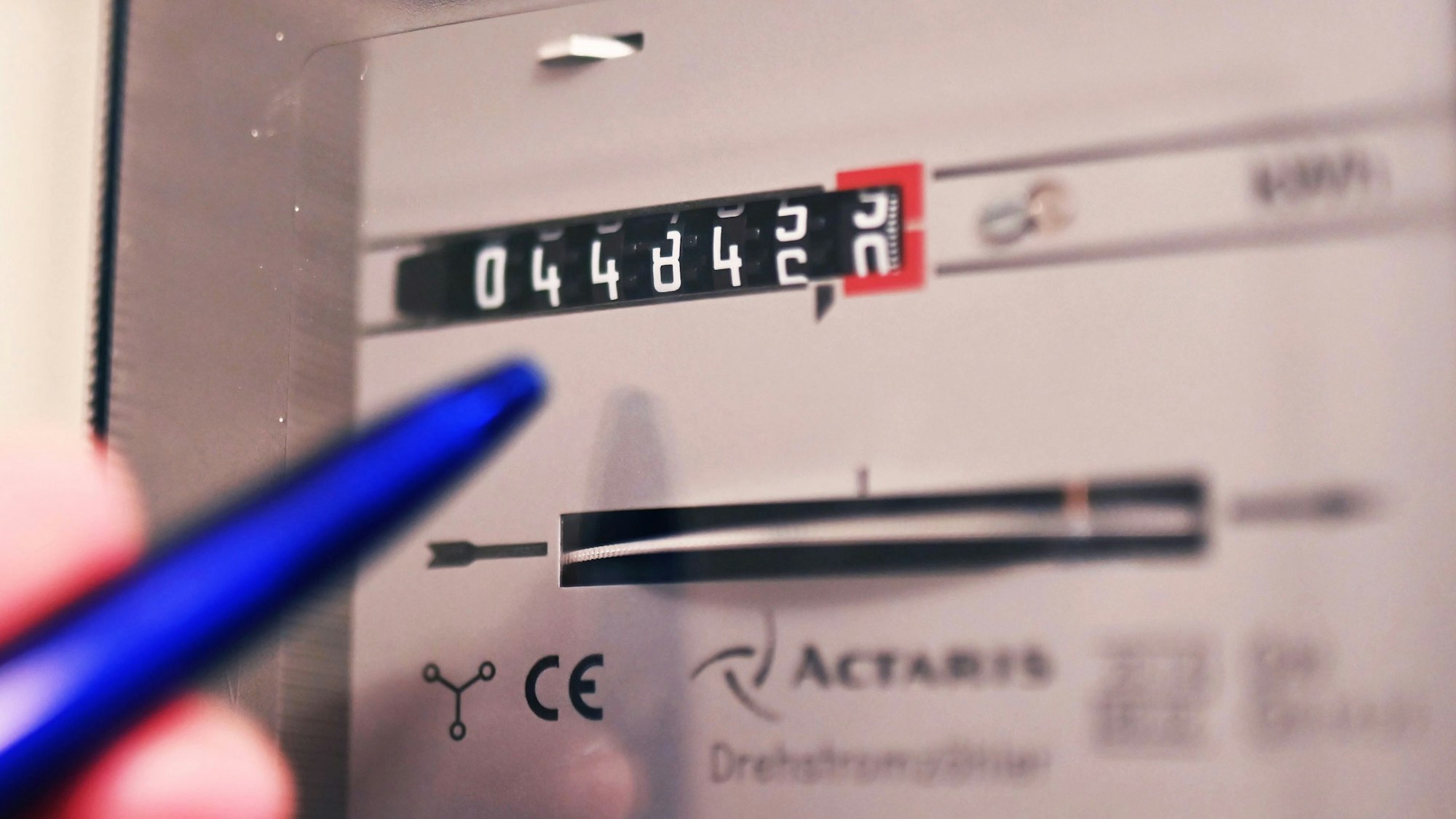 Ein Drehstromzähler, aufgenommen in einem Haushalt. V