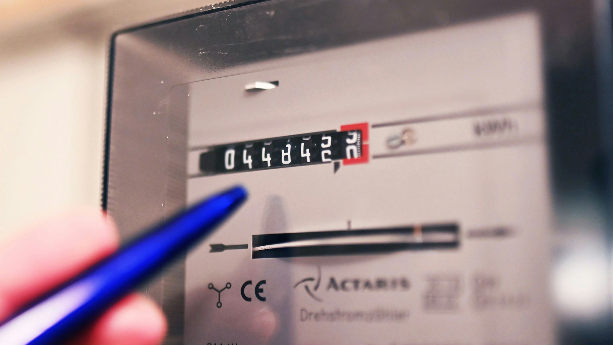 Ein Drehstromzähler, aufgenommen in einem Haushalt.