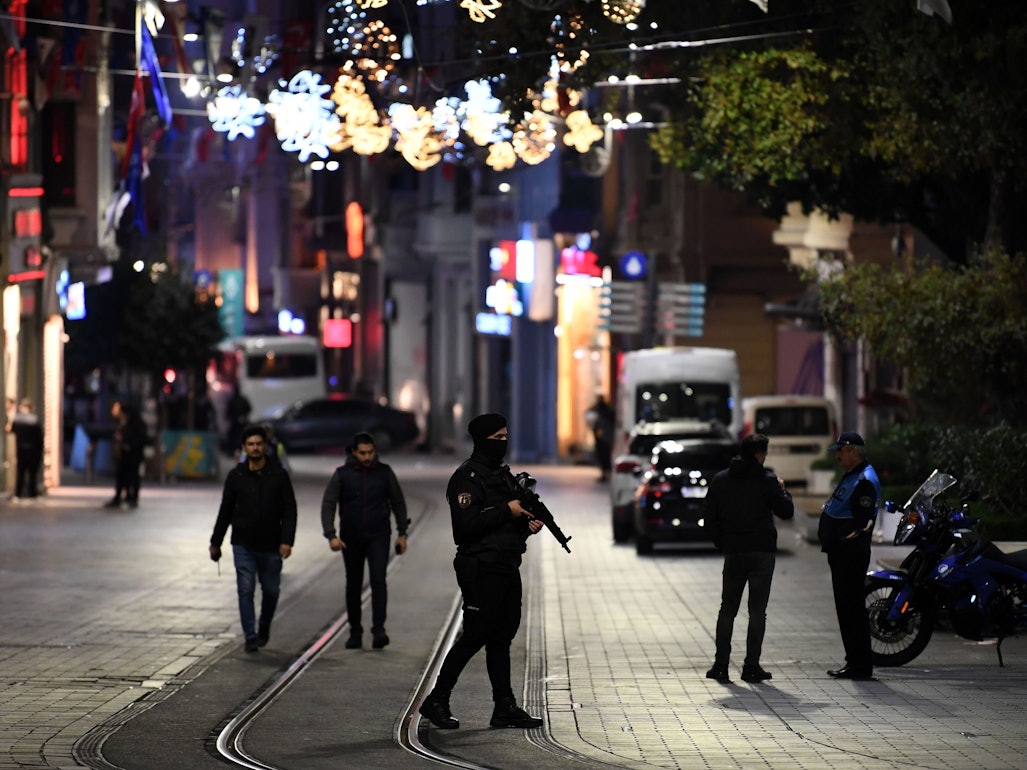 Polizisten stehen in der beliebten Fußgängerzone Istiklal in der Nähe des Taksim-Platzes. Bei dem Anschlag am Sonntag 13. November 2022 auf der belebten Einkaufsstraße waren sechs Menschen getötet worden und viele wurden verletzt.
