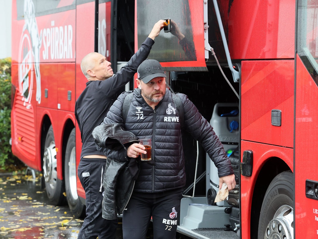 Steffen Baumgart vor der Abfahrt zum Auswärtsspiel in Mainz.