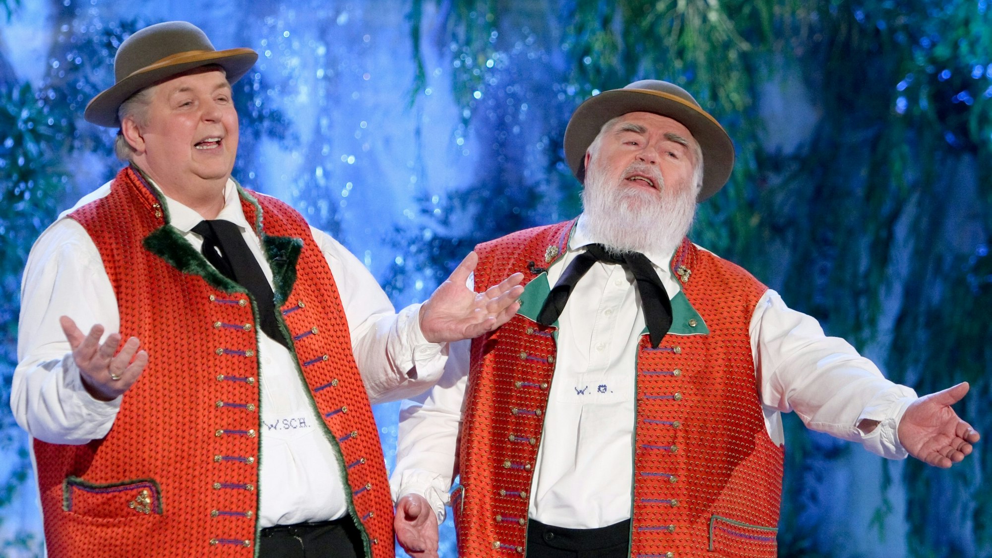 Die Wildecker Herzbuben Wilfried Gliem (r) und Wolfgang Schwalm bei einem Auftritt im April 2008 im sächsischen Riesa.
