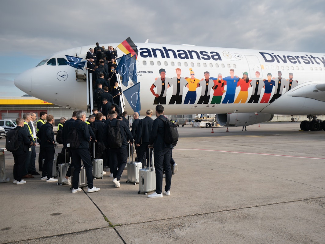 Das deutsche Nationalteam steigt in den Flieger Richtung Oman.