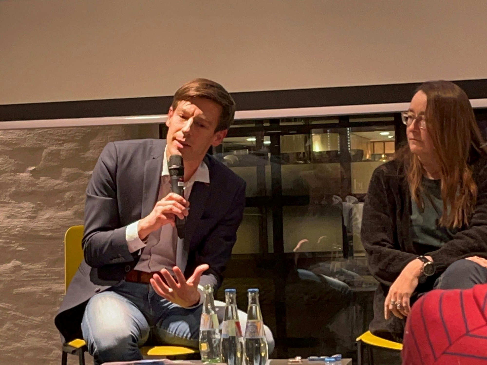 FC-Vizepräsident Carsten Wettich am Mikrofon.