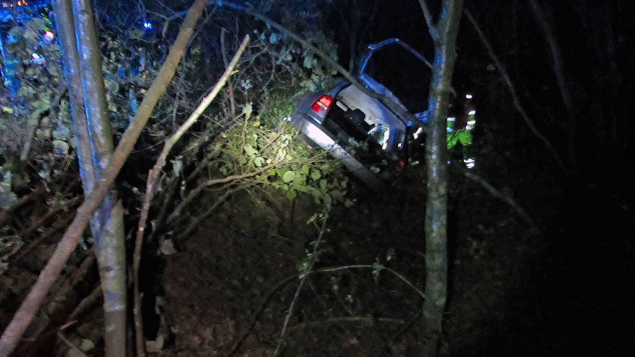 Ein Auto steht mitten in einem Gebüsch und ist schwer beschädigt. Der Unfall in Mettmann muss noch aufgeklärt werden.