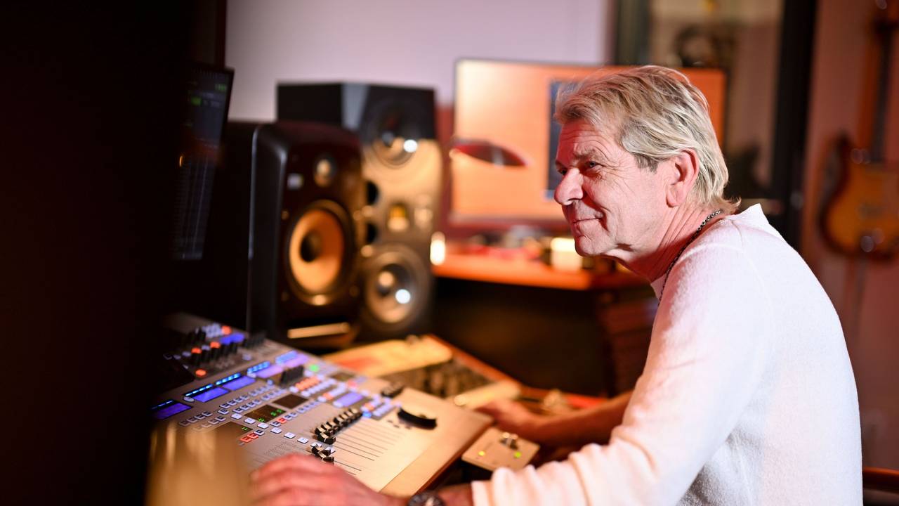 Popsänger Matthias Reim sitzt am Abend in seinem Musikstudio.